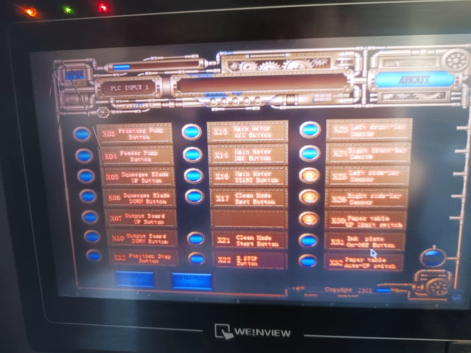 Lotus UV lak makinesinde PLC girişlerini gösteren Weinview HMI ekranı