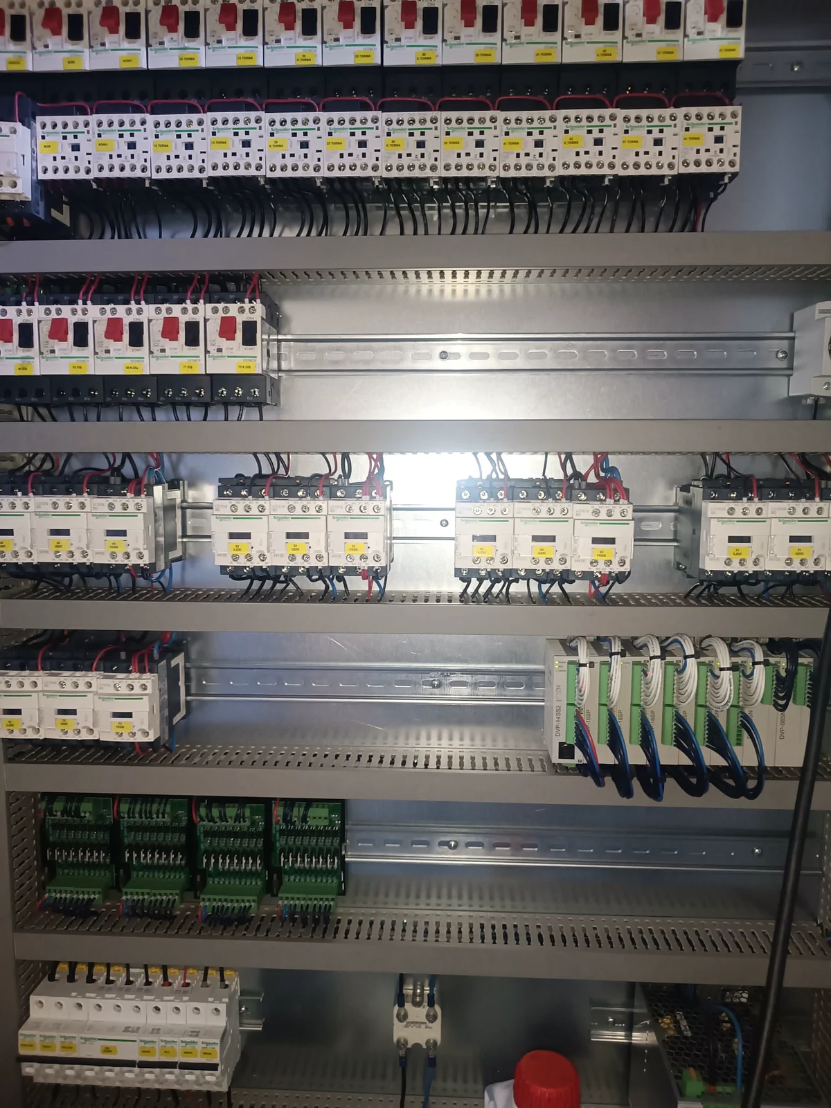 ORSEL transfer hattının elektrik panosunda kontaktörler, koruma elemanları ve saha I/O modülleri